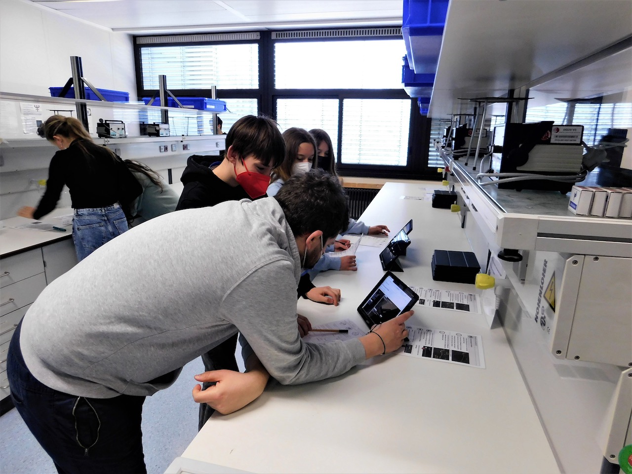 Physiklehrer Marco Silvestri erklrt das Experiment FotovdLoo