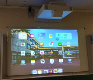 Beamer in einem Klassenraum der Weingartenschule