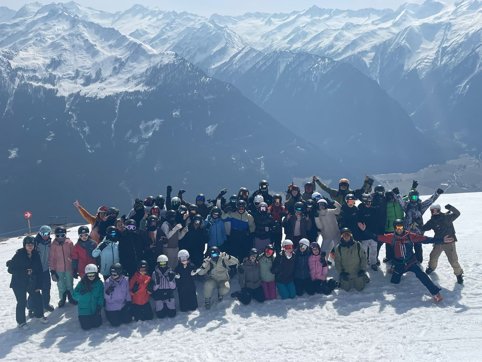 Gruppenfoto der Ski-AG der Weingartenschule auf der Piste vor dem Alpenpanorama, Skifahrt 2026