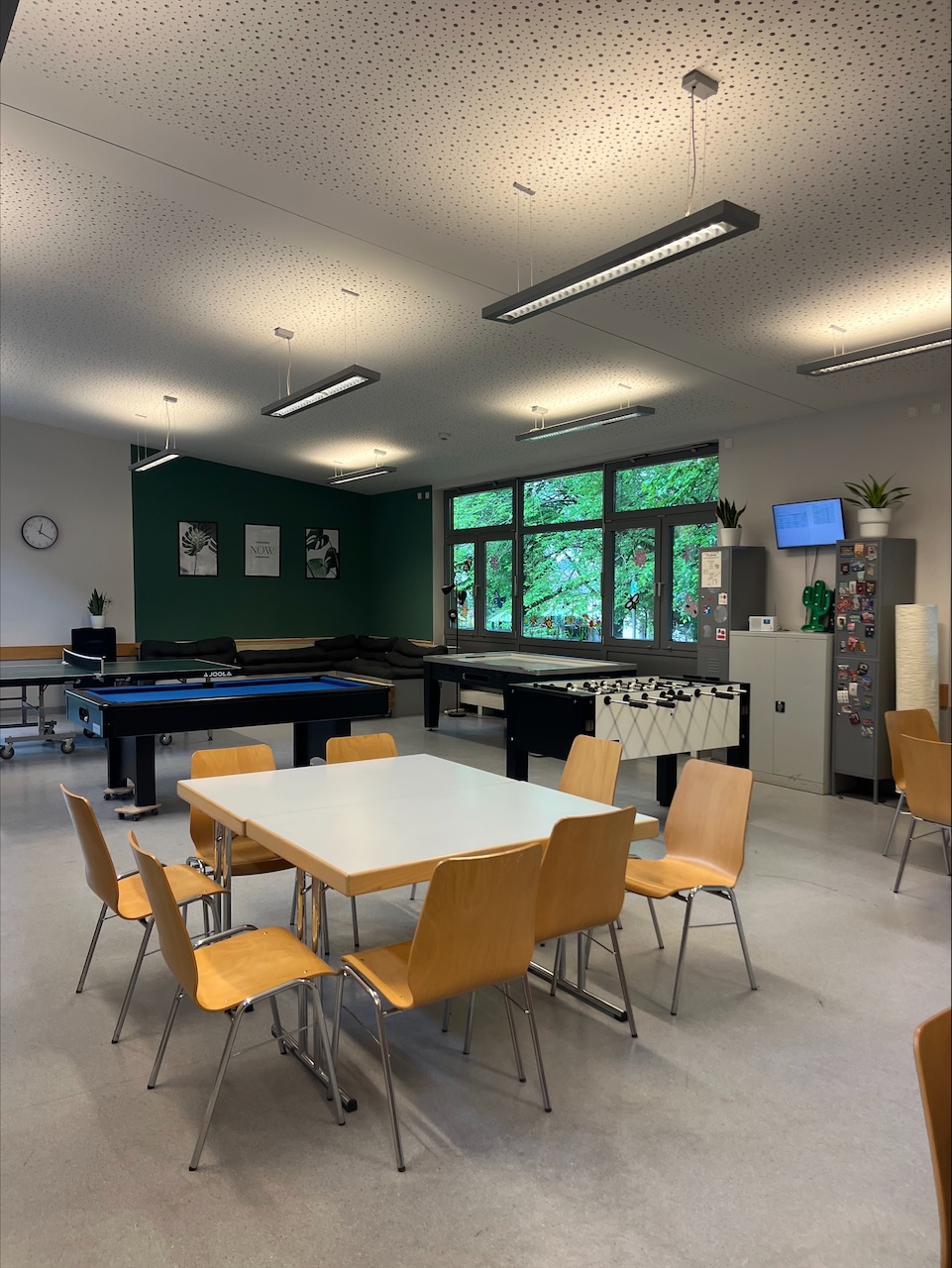 Blick in das Freizeithaus mit Sitzgruppe, Billard, Tischtennis und Tischkicker