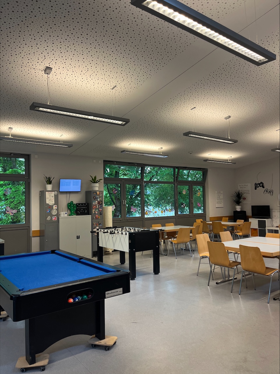 Billardtisch, Tischkicker und Sitzplätze im Freizeithaus