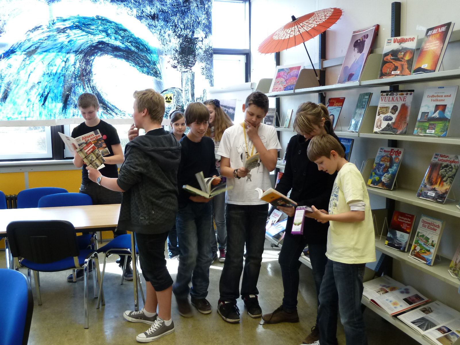 Schülerinnen und Schüler schmökern in der Schulbücherei