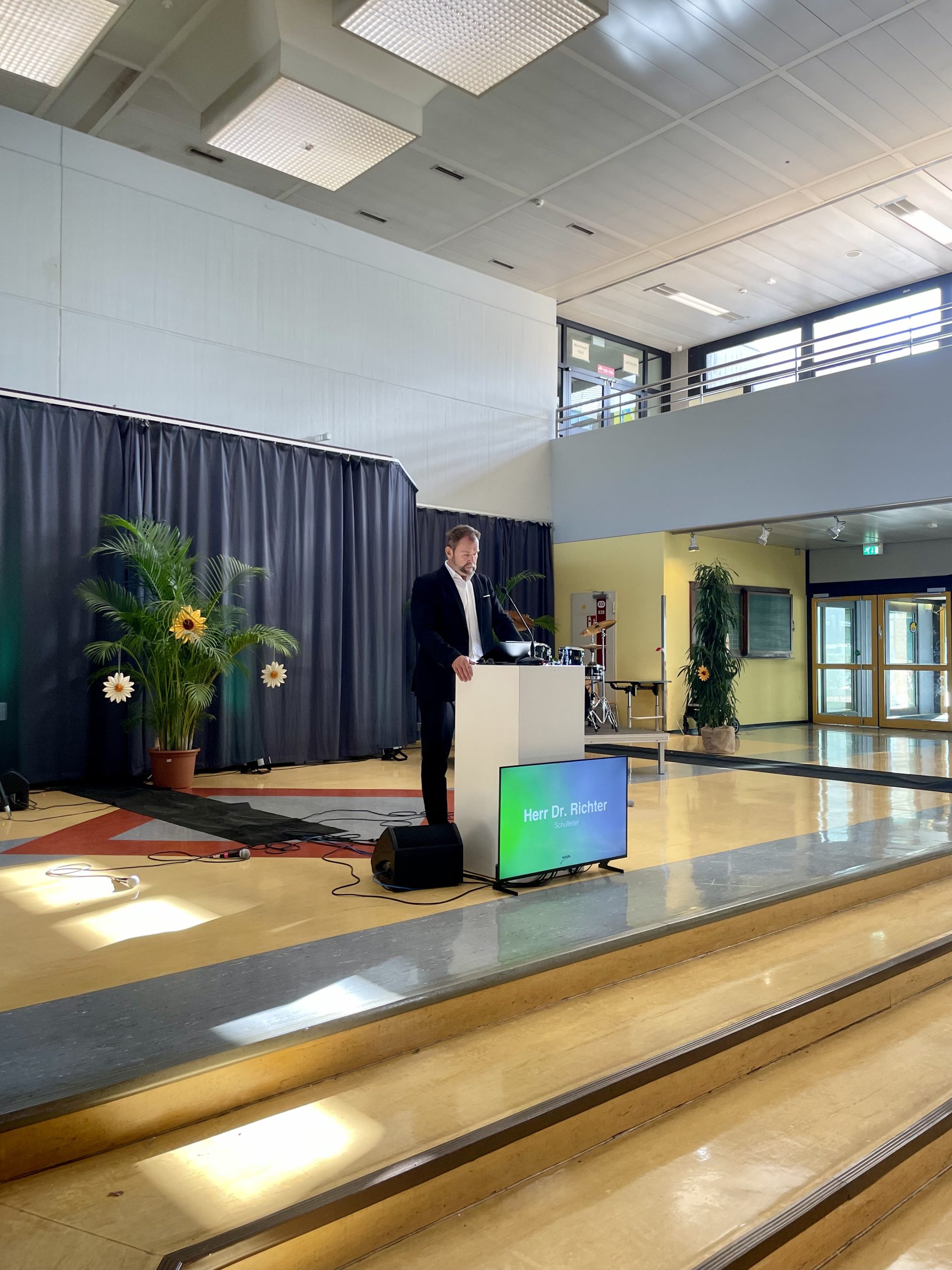 Schulleiter Dr. Richter bei seiner Ansprache